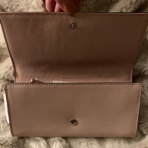 Michael Kors Bags - Michael Kors Wallet- NWT!! ๐ค Michael Kors Bags - Michael Kors Wallet- NWT!! ๐ค